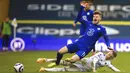 Pemain Chelsea Timo Werner (kiri) ditangani oleh pemain Leeds United Ezgjan Alioski pada pertandingan Liga Inggris di Stadion Elland Road, Leeds, Inggris, Sabtu (13/3/2021). Pertandingan berakhir 0-0. (Lindsey Parnaby/Pool via AP)