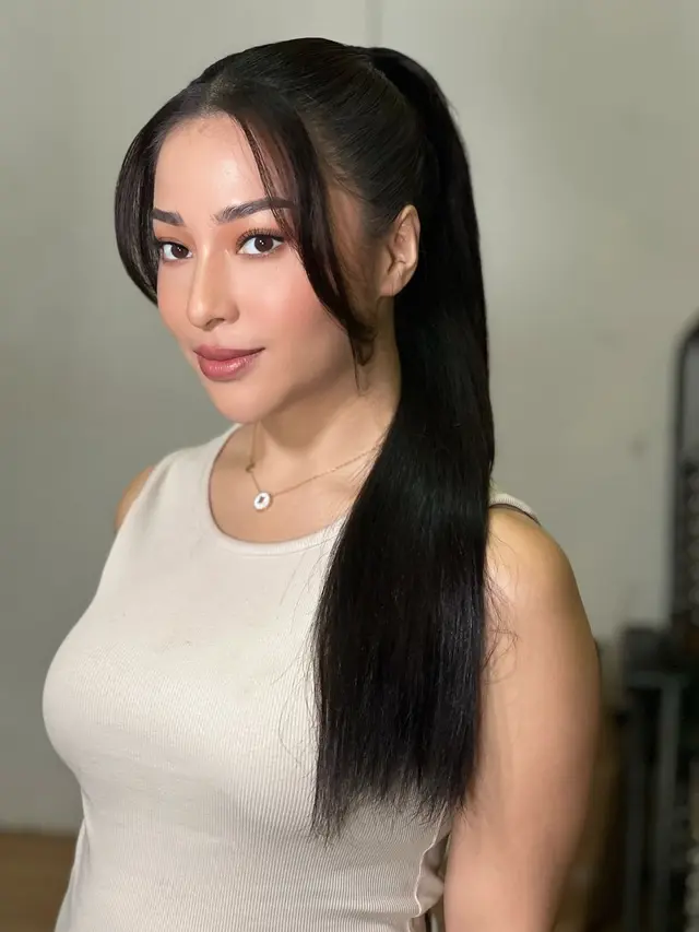 6 Gaya Bumil Nikita Willy yang Tetap Stunning saat Pamer Baby Bump Pakai Outfit Kasual