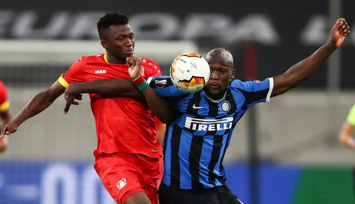 Penyerang Inter Milan, Romelu Lukaku, berebut bola dengan bek Bayer Leverkusen, Edmond Tapsoba, pada perempat final Liga Europa 2019/2020 di Merkur Spiel-Arena, Jerman, Selasa (11/8/2020) dini hari WIB. Inter Milan menang 2-1 atas Bayer Leverkusen. (AFP/Dean Mouhtaropoulos/pool)