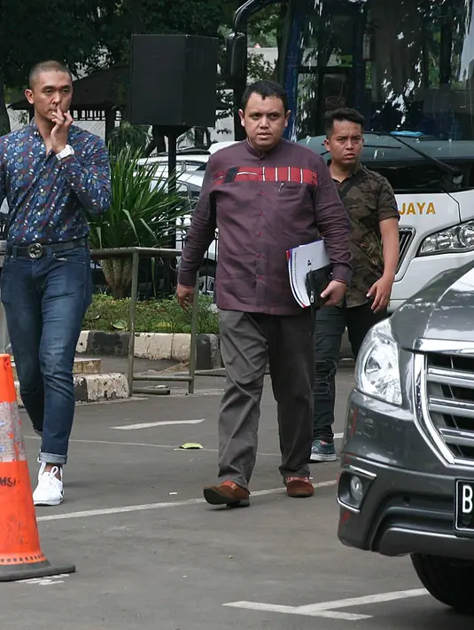 Kedatangan Uus juga membawakan bukti foto screen capture. Bahkan, menurut Uus, ada akun yang sengaja menjadi penyebar berita hoax. Uus juga tidak tahu siapa lagi yang akan dipanggil sebagai saksi terkait kasus Nikita Mirzani. (Nurwahyunan/Bintang.com)