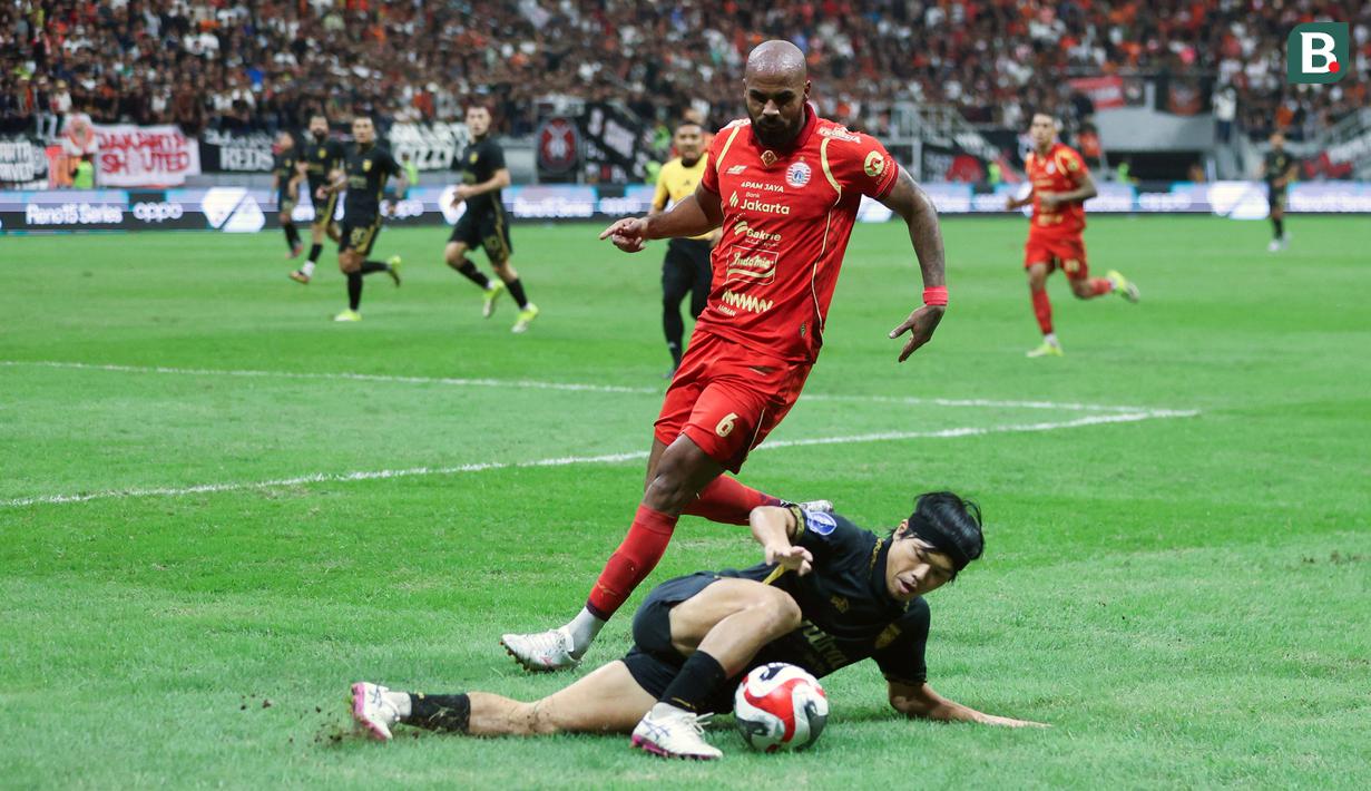 Persija Jakarta sebelumnya berhasil unggul dengan skor 2-1 hingga waktu bersih 90 menit. Namun, keadaan berubah drastis pada menit injury time. (Bola.com/M Iqbal Ichsan)