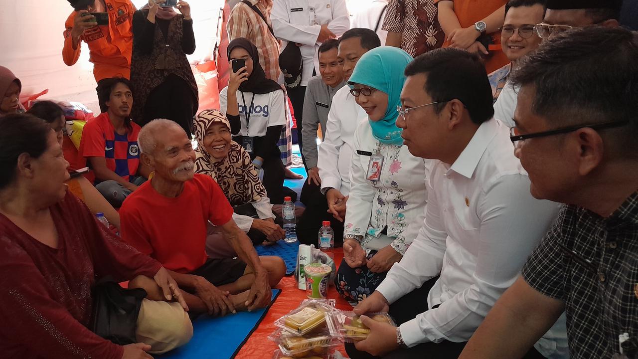 Bapanas dan Pelaku Usaha Pangan Salurkan Bantuan untuk Korban Kebakaran di Kebon Kosong Kemayoran