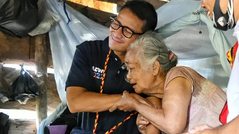 Menteri Pariwisata dan Ekonomi Kreatif (Menparekraf), Sandiaga Uno, bersama Sitime Dachi (65), seorang ibu yang tinggal sebatang kara di gubuk berukuran 2x2 meter di Nias Selatan (Istimewa)