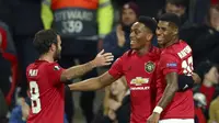 Striker Manchester United (MU)  Anthony Martial (tengah) bersama Juan Mata dan Marcus Rashford merayakan gol ke gawang Partizan pada matchday keempat Grup L Liga Europa di Old Trafford, Jumat (8/11/2019) dini hari WIB.(AP Photo/Dave Thompson)