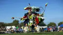 Seorang pria menari saat tampil dalam perayaan "pow-wow" pada Hari Festival Masyarakat Pribumi di Randalls Island, New York, Minggu (11/10/2015). Hari Columbus diperingati di Amerika setiap awal bulan Oktober. (REUTERS/Eduardo Munoz)
