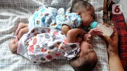 Bayi kembar siam Queenetha Zaina dan Queenesha Zahira di rumahnya di Perumahan Permata Indah Blok W No. 18 RT 18/03, Sukabumi, Sabtu (14/08/2021). Bayi kembar siam itu membutuhkan bantuan dana sebesar Rp1,6 milyar untuk operasi pemisahan di RS Hasan Sadikin Bandung. (merdeka.com/Arie Basuki)