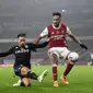 Gelandang Aston Villa, Matty Cash berebut bola dengan penyerang Arsenal, Pierre-Emerick Aubameyang pada lanjutan Liga Inggris di Emirates Stadium, Senin (9/11/2020) dini hari WIB. Arsenal dibantai Aston Villa tiga gol tanpa balas. (Andy Rain/Pool via AP)