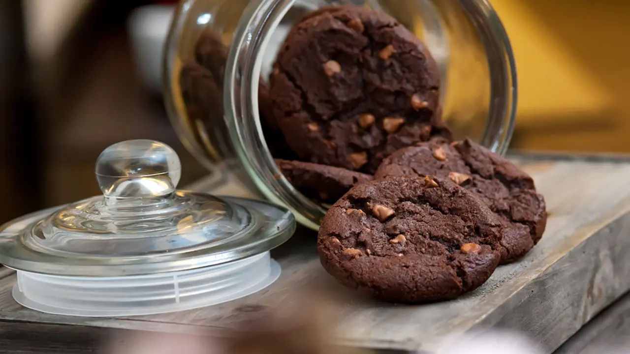 kue kacang coklat