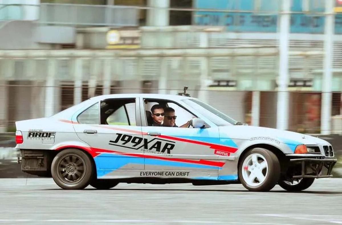7 Potret Asiknya Pratama Arhan Latihan Drifting, Didampingi Rifat Sungkar!