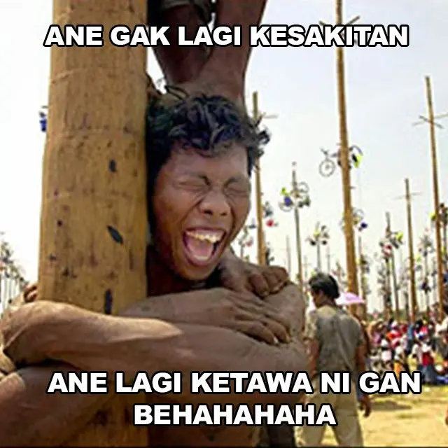 7 Meme Kocak Lomba Panjat Pinang, Ekspresi Pesertanya Bikin Kasihan