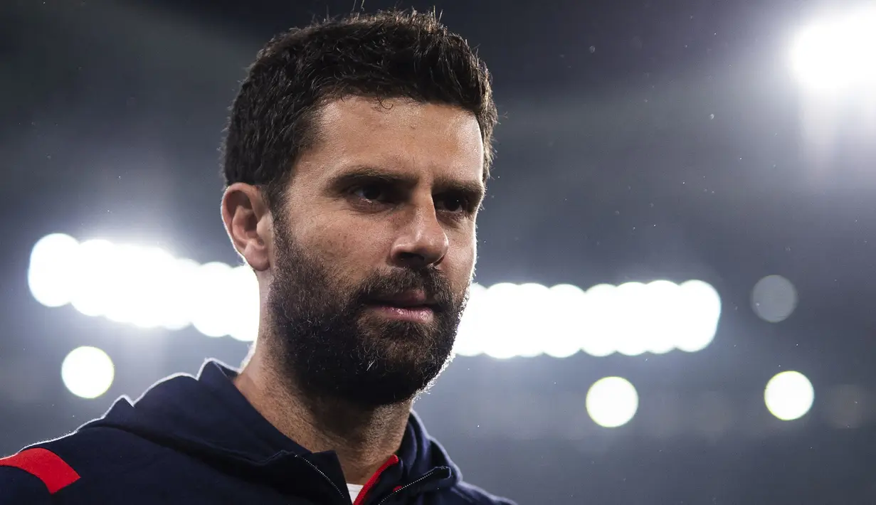 Pada musim ini, Thiago Motta ditunjuk untuk menggantikan Vincenzo Italiano untuk menukangi Spezia di umurnya yang masih 39 tahun. Meski tidak terlalu berjalan manis di awal kariernya sebagai pelatih, Motta merupakan sosok mantan pemain yang penuh pengalaman. (AFP/Marco Bertorello)