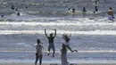 Orang-orang menikmati Pantai Shonan untuk menyejukkan diri dari teriknya musim panas di Fujisawa, dekat Tokyo, Selasa, (11/8/2020). (AP / Koji Sasahara)