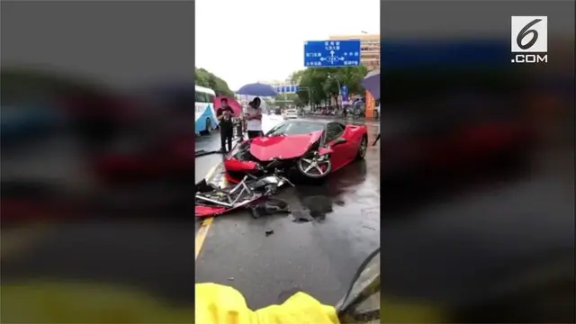 Sebuah mobil Ferrari kehilangan kendali dan menabrak mobil lain dari arah berlawanan. Dua orang pengemudi mengalami luka ringan akibat insiden ini.