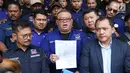 Kuasa Hukum Partai Nasdem, Herman Taslim (tengah) memberi keterangan usai membuat surat laporan di Polda Metro Jaya, Senin (17/9). Partai Nasdem melaporkan Rizal Ramli atas dugaan pencemaran nama baik dan fitnah. (Liputan6.com/Helmi Fithriansyah)