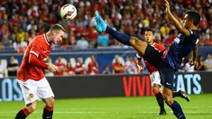 Penyerang MU, Wayne Rooney (kiri) berebut bola dengan bek PSG Marquinhos pada pertandingan International Champion Cup di stadion soldier, Chicago, AS, Kamis (30/7/2015). PSG menang dengan skor 2-0 atas Manchester United.  (Reuters/Mike diNovo)