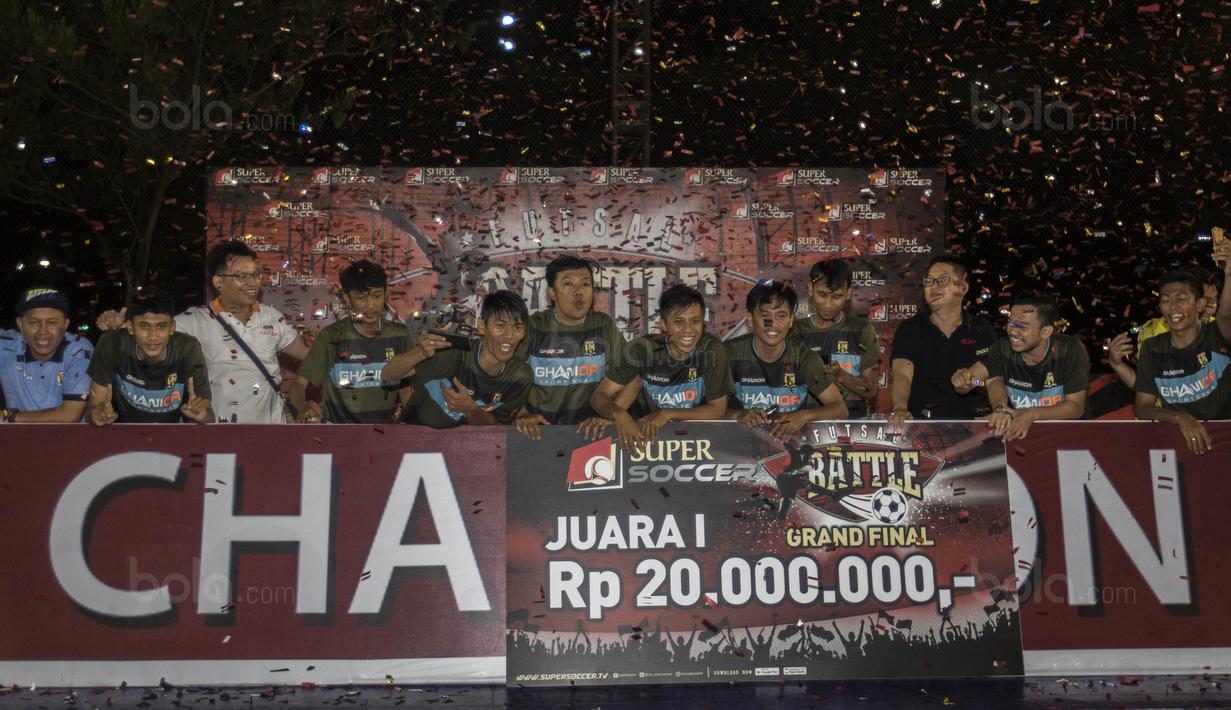 Para pemain Adira FC merayakan gelar juara Grand Final Super Soccer Futsal Battle 2017 di Bintaro Xchange, Tangerang, Minggu (22/10/2017). Adira FC menang adu penalti atas Merah Jaya Bekasi. (Bola.com/Vitalis Yogi Trisna)