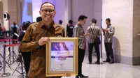 Direktur Kepatuhan bank bjb, Agus Mulyana ketika mewakili bank bjb menerima penghargaan Platinum Award dalam ajang Indonesia Corporate Secretary & Corporate Communication Award yang diadakan oleh Majalah Economic Review.