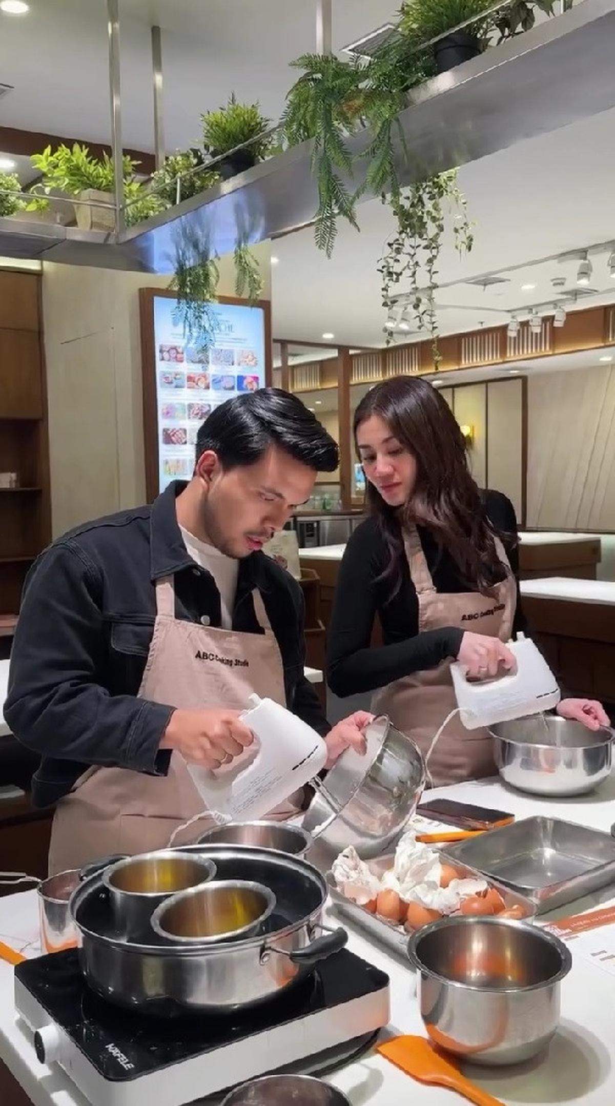 Potret Aaliyah Massaid dan Mahalini Ajak Suami Ikut Kelas Masak, Duo Bumil Ini Kompak Banget