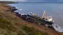 Kapal kargo sepanjang 77 meter, MV Alta,  terjebak di atas batu di dekat Ballycotton, Cork, Irlandia, Selasa (18/2/2020). "Kapal hantu" yang berlayar tanpa awak selama lebih dari satu tahun hanyut dan terbawa ke pantai selatan Irlandia menyusul sapuan Badai Dennis. (Cathal Noonan/AFP)