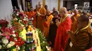 Perwakilan umat Buddha Se Asia berdoa saat menghadiri Asian Buddhism Connection Ke 3 di Gedung Praasadha Jinarakkhita, Jakarta, Sabtu (15/9). Konferensi internasional tingkat Asia dihadiri umat Buddha dari 16 negara. (Liputan6.com/Johan Tallo)