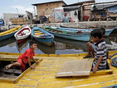 Sejumlah anak bermain di atas perahu di kawasan Luar Batang Jakarta, Selasa (14/11). Minimnya lahan bermain di kawasan tersebut membuat anak-anak memanfaatkan perahu yang bersandar untuk bermain. (Liputan6.com/Faizal Fanani)