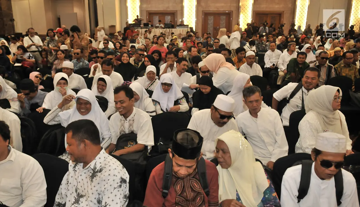 Peserta mendengarkan sambutan capres nomor urut 02 Prabowo Subianto saat menghadiri peringatan Hari Disabilitas Internasional ke-26 di Jakarta, Rabu (5/12). Hari Disabilitas Internasional diperingati setiap tanggal 3 Desember. (Merdeka.com/Iqbal Nugroho)