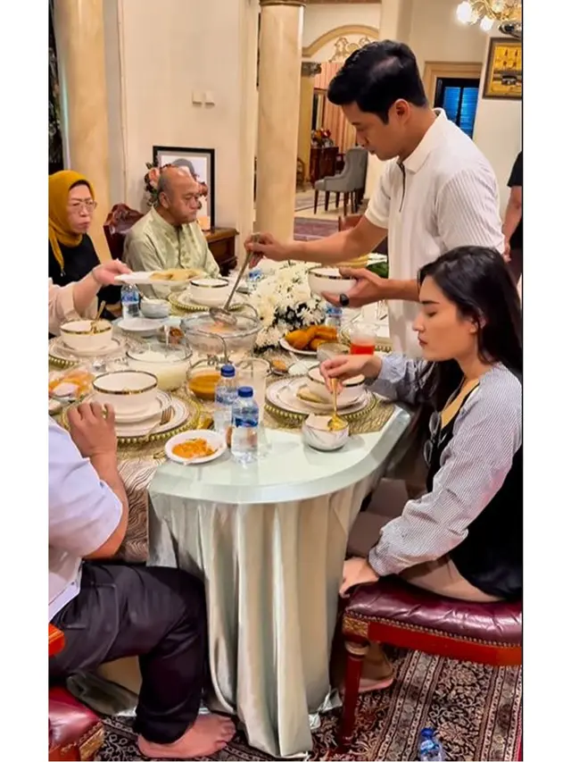 6 Potret Bukber Keluarga Angbeen Rishi dan Adly Fairuz, Makanannya Bikin Ngiler