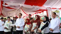 Presiden Jokowi mengecek serta memberikan secara langsung beras Bantuan Pangan tahap II kepada Keluarga Penerima Manfaat (KPM) di Kantor Kecamatan Jombang, Cilegon, Banten, Selasa (12/9/2023). (Foto: Istimewa)