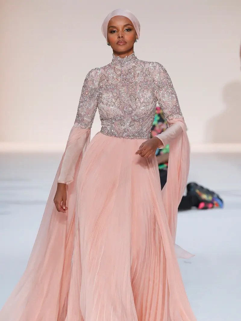 Lenggak-lenggok Model Berhijab Halima Aden di New York Fashion Week