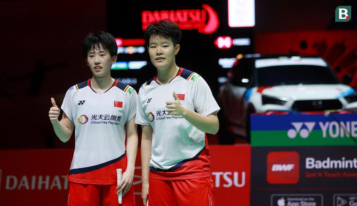 Poin imbang kembali terjadi pada kedudukan 19-19. Lagi-lagi ketenangan dan fokus Liu Sheng Shu/Zhang Shu Xian lebih baik dibandingkan pasangan Jepang. Liu Sheng Shu/Zhang Shu Xian pun mampu merebut game kedua dengan 21-19 dan memastikan menjadi juara Indonesia Masters 2023. (Bola.com/M Iqbal Ichsan)