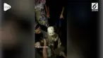 Seorang anak kecil ditemukan dalam genangan lumpur akibat suara tangisannya.