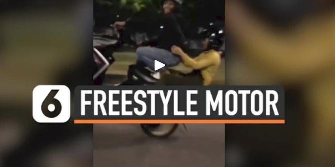 VIDEO: Bahayakan Nyawa, Dua Sejoli Freestyle Motor di Jalan Raya