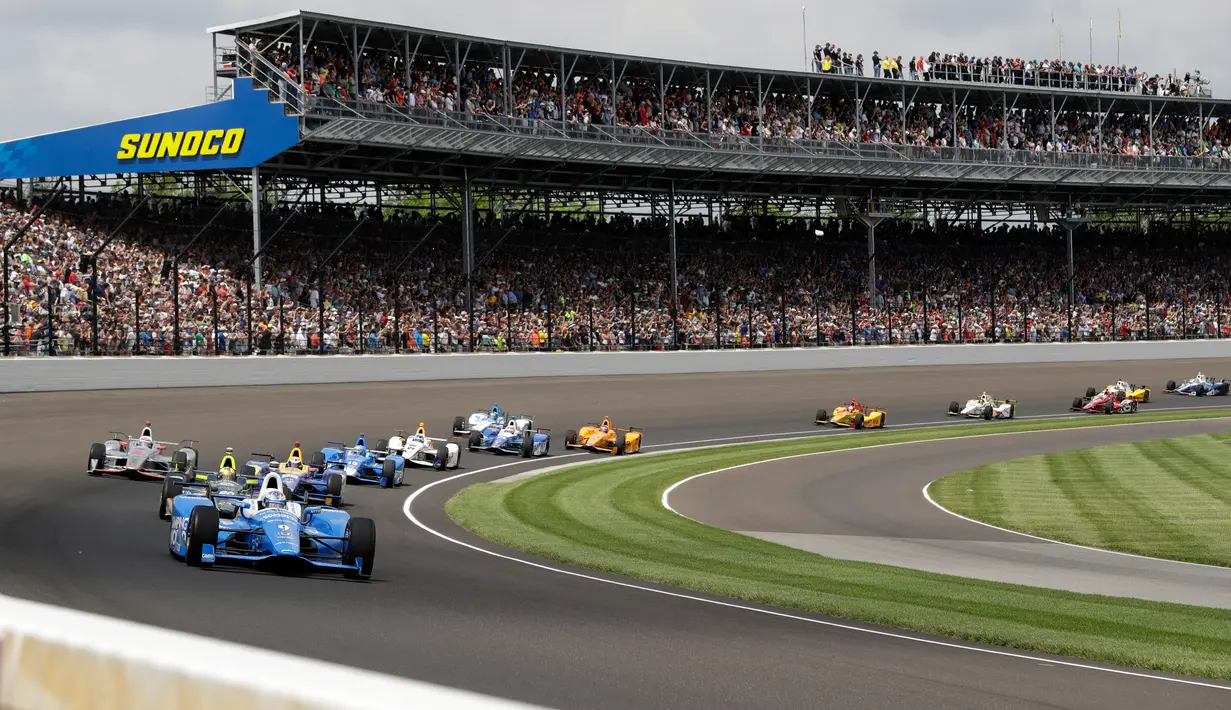 Pembalap dari Selandia Baru, Scott Dixon memimpin balapan saat putaran pertama pada putaran pembukaan balapan Indianapolis 500 di Indianapolis Motor Speedway (28/5). (AP Photo / Darron Cummings)