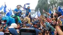 Pemain Persib Bandung, Ciro Alves dan Gustavo Franca, naik Sisingaan saat merayakan pesta juara di Gedung Sate, Bandung, Minggu (25/5/2025). (Bola.com/M Iqbal Ichsan)