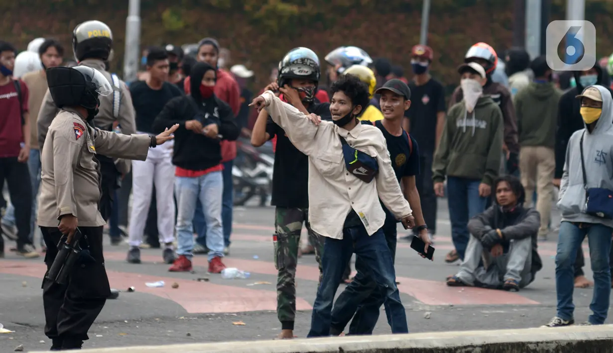 Massa terlibat bentrok dengan aparat kepolisian di kawasan Harmoni, Jakarta, Kamis (8/10/2020). Bentrokan pecah saat massa yang hendak menuju Istana Negara untuk menggelar unjuk rasa menolak UU Cipta Kerja diadang oleh aparat kepolisian. (merdeka.com/Imam Buhori)