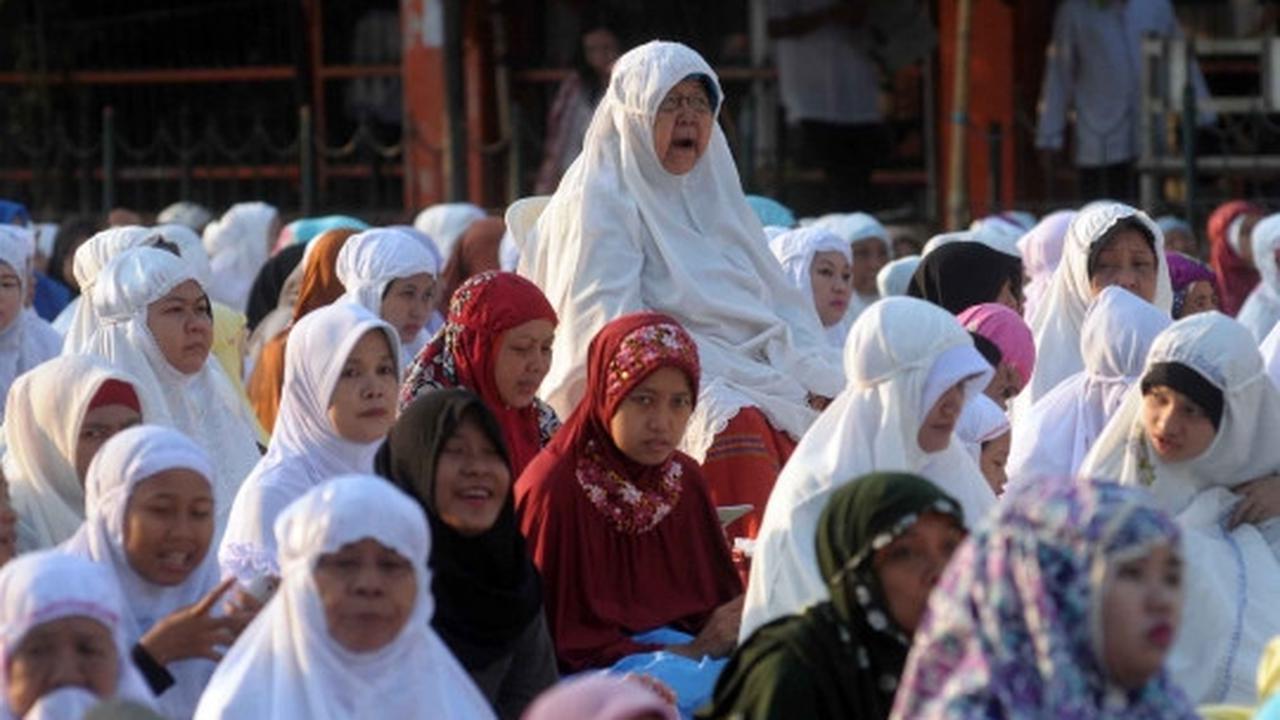 Ribuan warga Jatinegara gelar salat Idul Adha di jalan raya