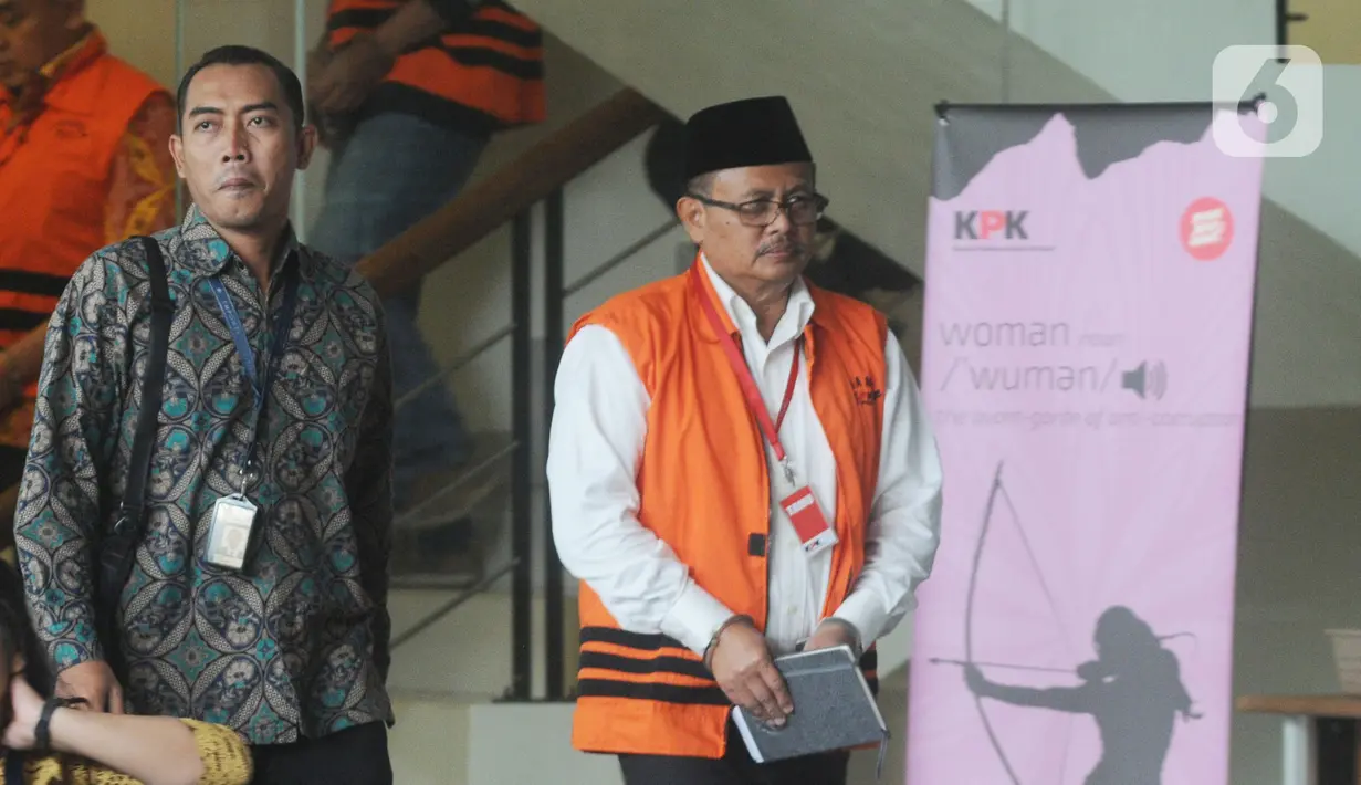 Bupati Indramayu, Supendi dikawal petugas keluar akan menjalankan salat Jumat di Gedung KPK, Jakarta, Jumat (13/12/2019). Supendi diperiksa sebagai tersangka terkait dugaan menerima suap terkait pengaturan proyek dilingkungan Pemerintah Kabupaten Indramayu tahun 2019. (merdeka.com/dwi narwoko)