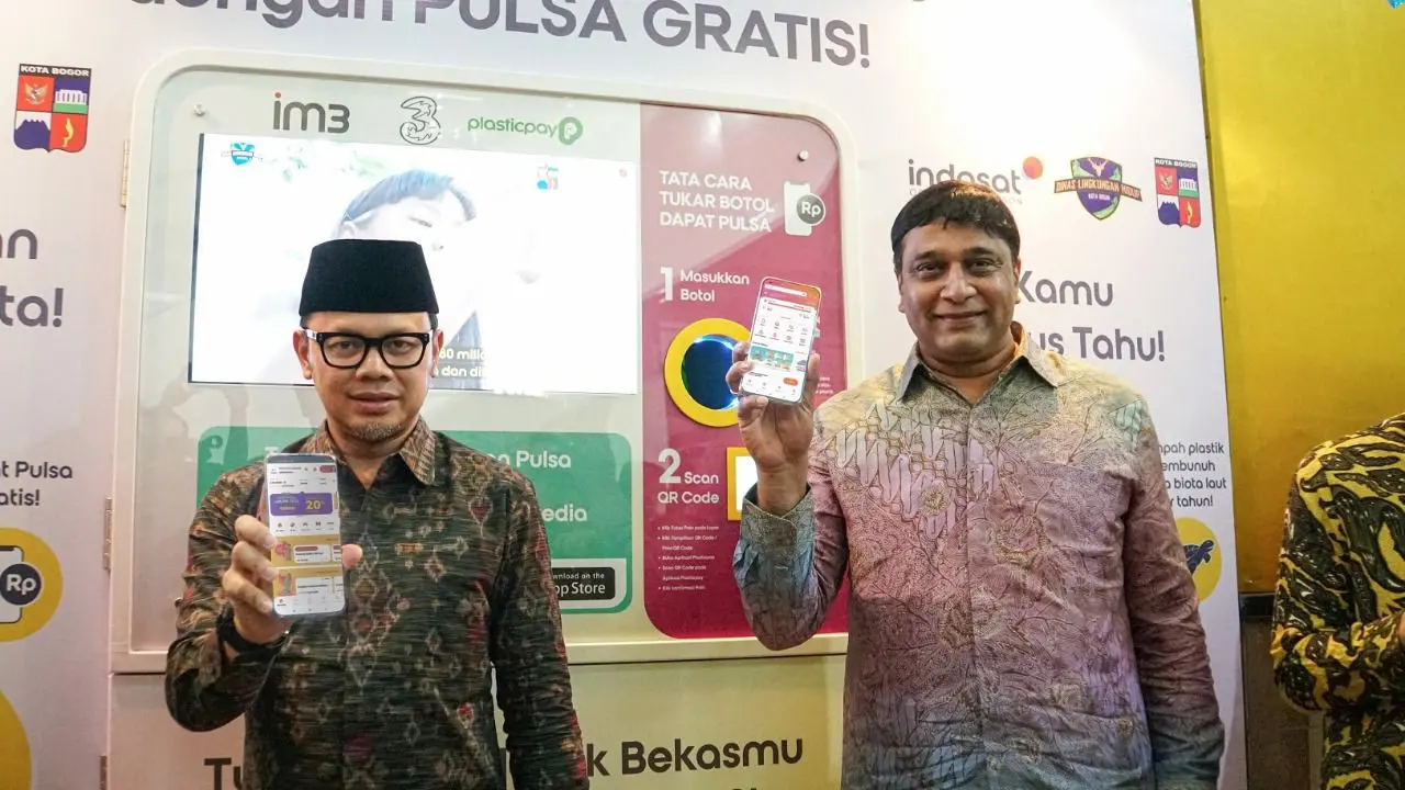 President Director & CEO Indosat Ooredoo Hutchison, Vikram Sinha  dan Wali Kota Pemerintah Kota Bogor, Bima Arya saat peluncuran program Sampah Jadi Pulsa di Bogor (24/6/2022). (Dok. Indosat Ooredoo Hutchison)