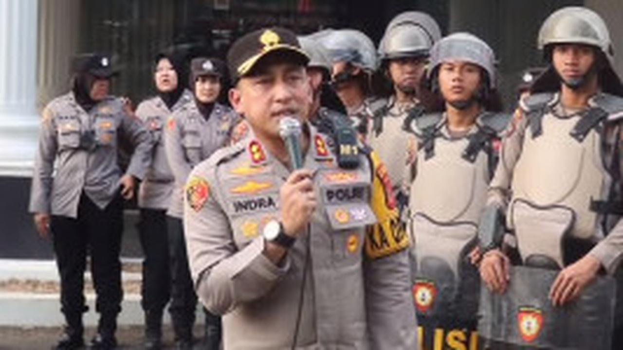 Perwira Polri Ajak Anak Buah Datangi Penjual Keliling, Bikin Pedagang Semringah Aksinya Ramai Disorot