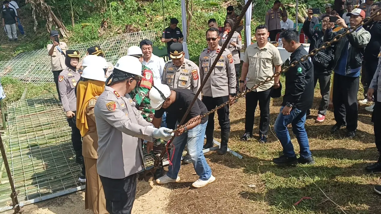 Jembatan Jantake yang melintasi Sungai Cimandiri akhirnya direvitalisasi.