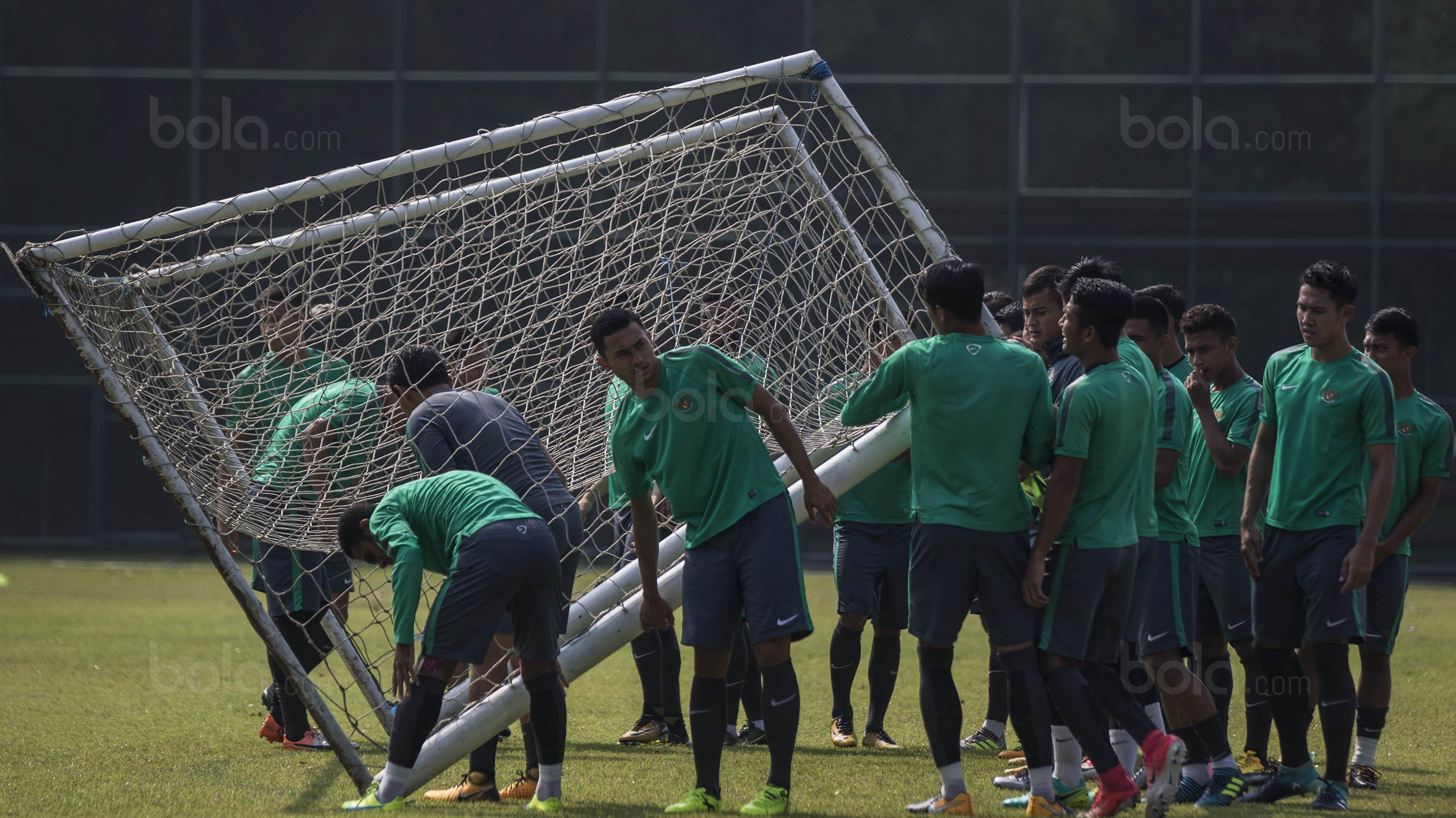 Para pemain Timnas Indonesia U-22 mengangkat gawang sebelum latihan di Lapangan SPH Karawaci, Banten, Kamis (10/8/2017). Latihan dilakukan sebagai persiapan jelang SEA Games 2017 Malaysia. (Bola.com/Vitalis Yogi Trisna)