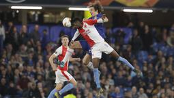 Bek Chelsea, David Luiz, duel udara dengan pemain Slavia Praha, Peter Olayinka, pada laga leg kedua perempat final Liga Europa di Stadion Stamford Bridge, Kamis (18/4/2019). Chelsea menang 4-3 atas Slavia Praha. (AP/Matt Dunham)