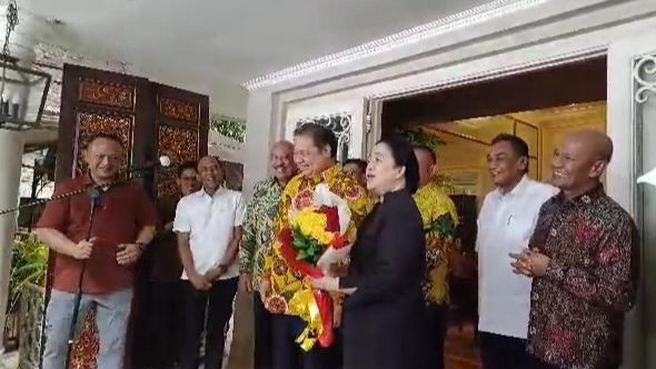 Dari pantauan merdeka.com di lapangan, Puan pun akhirnya tiba di kediaman Airlangga pukul 15.00 WIB. Puan mengenakan setelena baju serba hitam.
