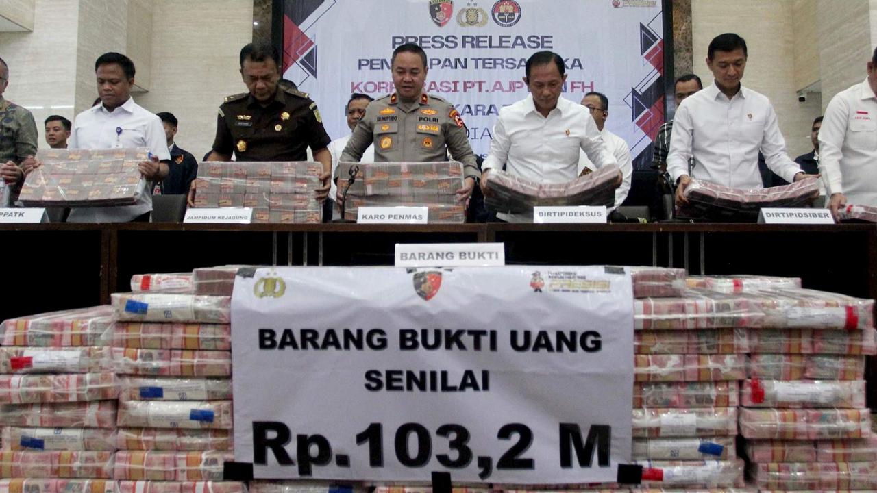Tumpukan uang Rp103,2 miliar tekait judi online