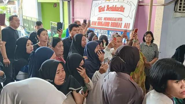 Isak tangis keluarga menyambut kedatangan jenasah Brigadir RAT di rumah duka, Perumahan Kalasei Indah, Desa Kalasey, Kecamatan Mandolang, Kabupaten Minahasa, Sulut, pada Minggu (28/4/2024).