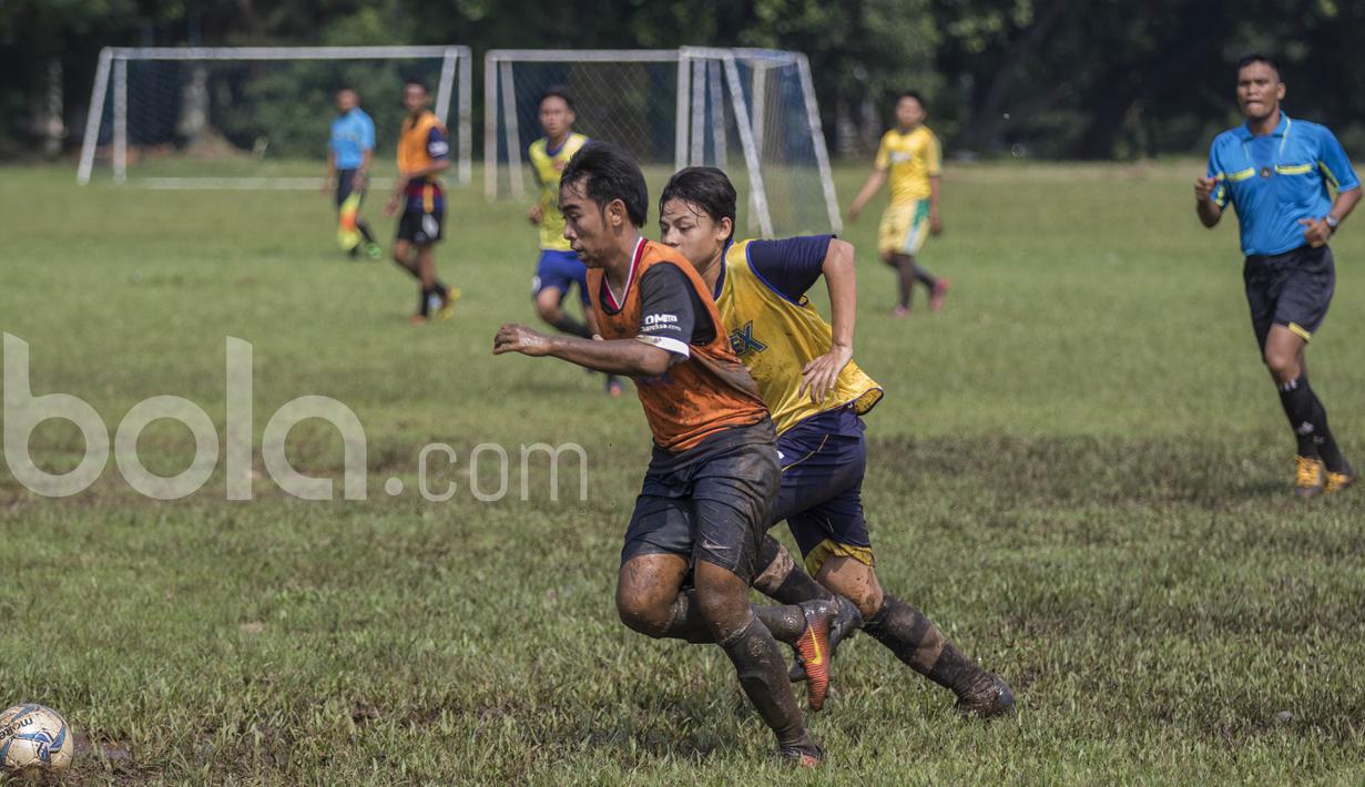 Para pemain beraksi saat mengikuti seleksi Timnas Indonesia U-19 di Lapangan Aldiron, Jakarta, Kamis (23/2/2017). (Bola.com/Vitalis Yogi Trisna)