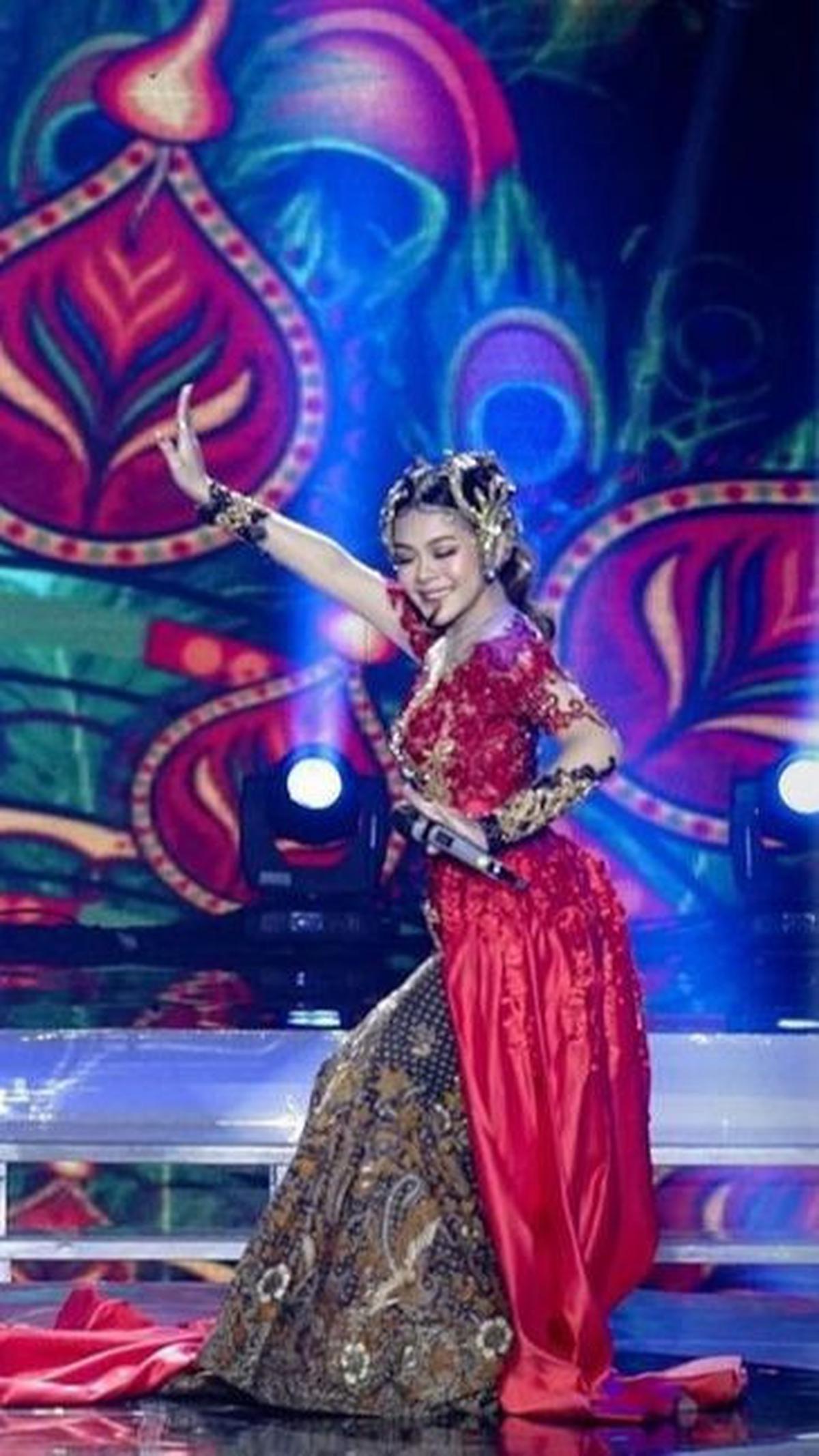 Kebaya Dengan Kombinasi Warna Merah dan Cokelat
