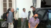 Penyidik KPK menggeledah rumah pribadi Gubernur Sulawesi Tenggara Nur Alam di Kuningan, Jakarta, Selasa (23/8). Penggeledahan ini terkait dugaan korupsi penertiban izin usaha pertambangan (Liputan6.com/Helmi Afandi)