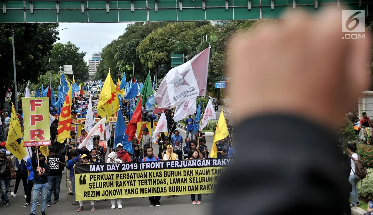 Peserta aksi dari sejumlah elemen buruh membentangkan poster dan spanduk dalam peringatan Hari Buruh Sedunia di kawasan Jakarta, Rabu (1/5/2019). Buruh dari berbagai daerah di Jabodetabek serentak turun ke jalan menuju Istana Negara untuk menyuarakan 7 tuntutan. (merdeka.com/Iqbal S Nugroho)