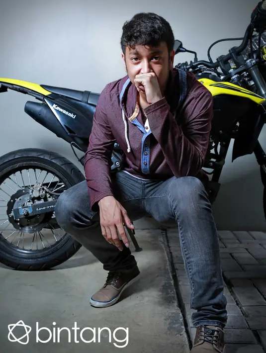 Dari syuting FTV, sinetron, hingga film, pria berparas tampan ini menyukai semuanya. Namun memang antara sinetron dan film memiliki perbedaan terutama pada karakter yang diperankan olehnya. (Galih W. Satria/Bintang.com)